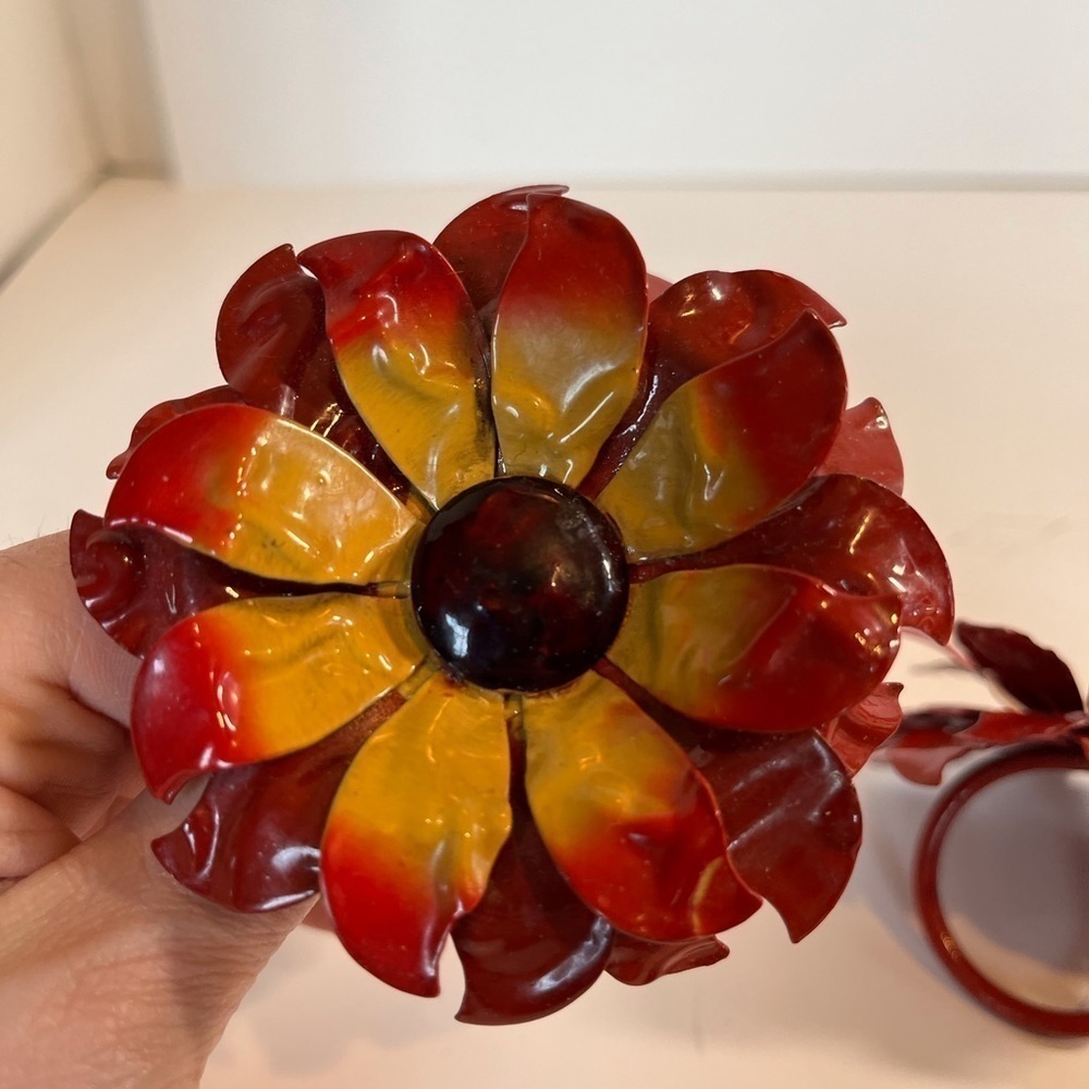 Vintage Enamel/Metal Flower Napkin Rings Set of 8 - Picture 3 of 10